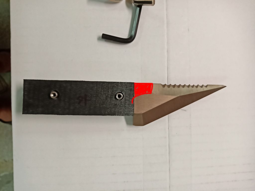 ナイフのハンドル材の形が違う・・