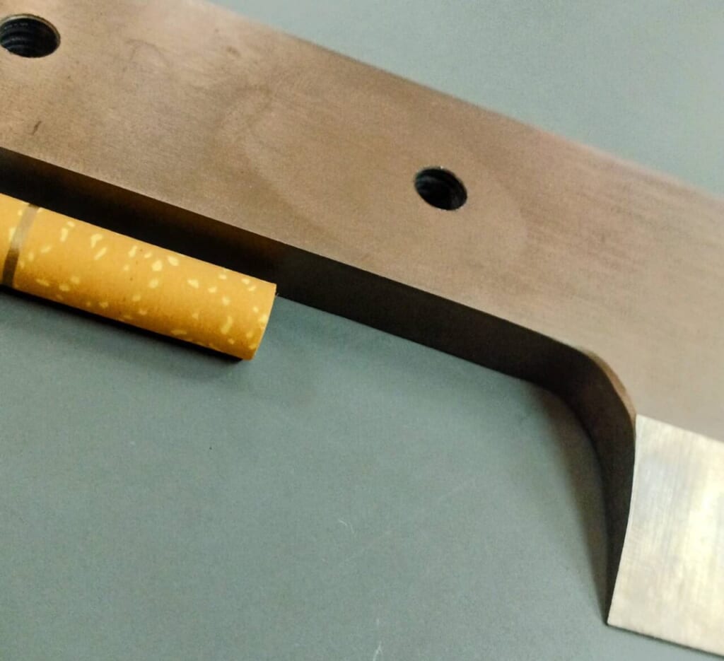 8mmの出刃包丁の厚みとタバコ