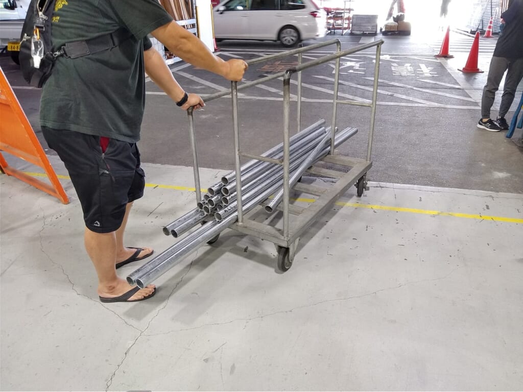 カットした単管パイプ